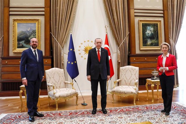 El presidente turco, Recep Tayyip Erdogan, junto al presidente del Consejo Europeo, Charles Michel, y la presidenta de la Comisión Europea, Ursula von der Leyen.