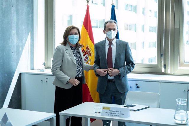 La consejera de Educación, Cultura y Deportes de C-LM, Rosa Ana Rodríguez, junto al ministro de Ciencia e Innovación, Pedro Duque