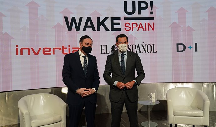 El presidente de El Español, Pedro J. Ramírez, y el presidente de la Junta de Andalucía, Juanma Moreno, este lunes en el foro Wake Up Spain.