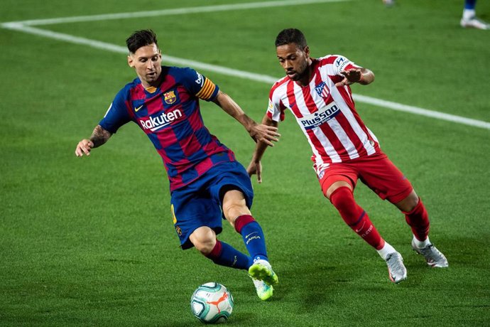 Archivo - Leo Messi perseguido por Renan Lodi en el FC Barcelona-Atlético de LaLiga Santander 2019-2020