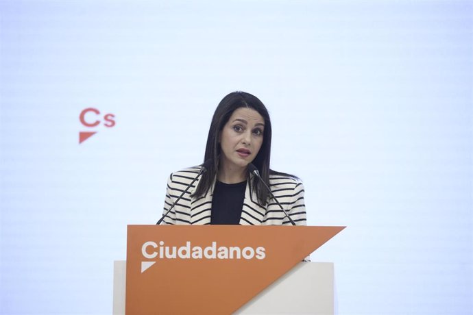 La presidenta de Ciudadanos, Inés Arrimadas, durante una rueda de prensa posterior al Comité Permanente del partido, a 12 de abril de 2021, en Madrid (España). 
