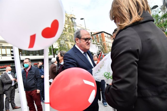El candidato del PSOE a la Presidencia de la Comunidad de Madrid, Ángel Gabilondo, en un acto de precampaña en Chamberí