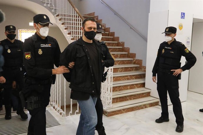 El acusado Norbert Feher, alias Igor el Ruso es trasladado por varios agentes