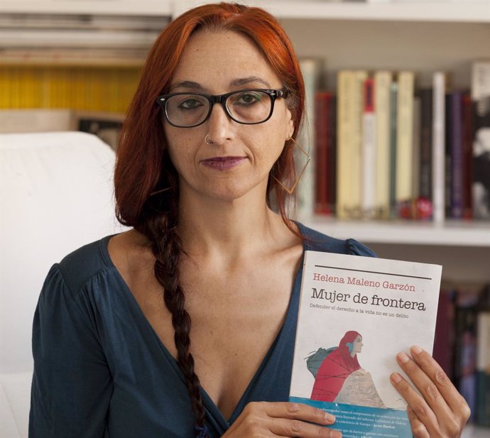 Archivo - La activista y defensora de los derechos humanos, Helena Maleno, con su libro 'Mujer de Frontera'