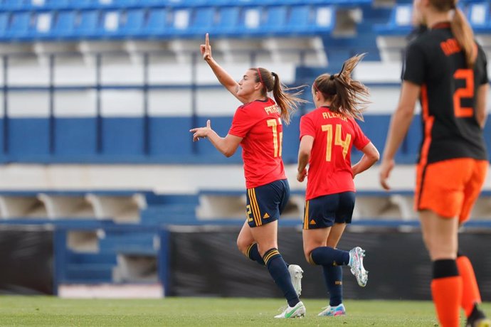 Patri Guijarro celebra junto a Alexia Putellas su gol en el amistoso entre la selección española y los Países Bajos