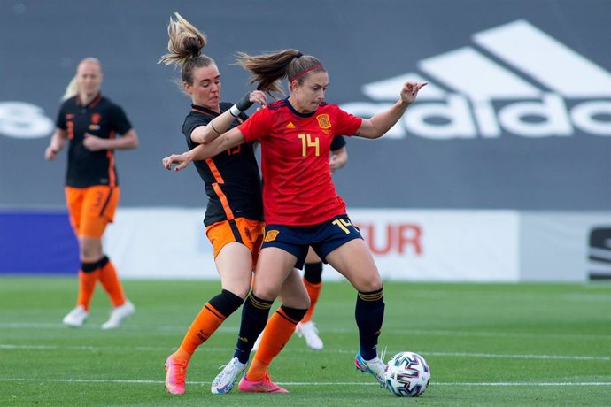 Alexia Putellas protege un balón en el amistoso entre la selección española y los Países Bajos