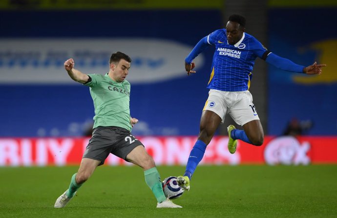 12 April 2021, United Kingdom, Brighton: Everton's Seamus Coleman (L) and Brighton and Hove Albion's Danny Welbeck battle for the ball during the English Premier League soccer match between Brighton & Hove Albion and Everton at The AMEX Stadium. Photo: 