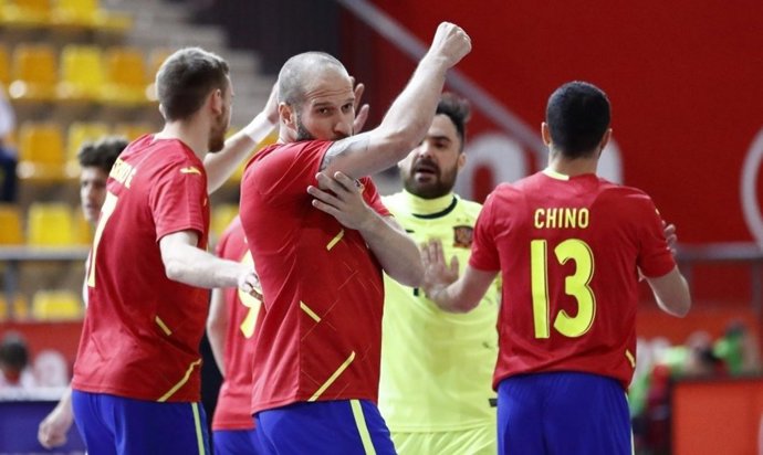 Solano celebra uno de los goles en el España-Suiza de la fase de clasificación para el Europeo de 2022 de fútbol sala