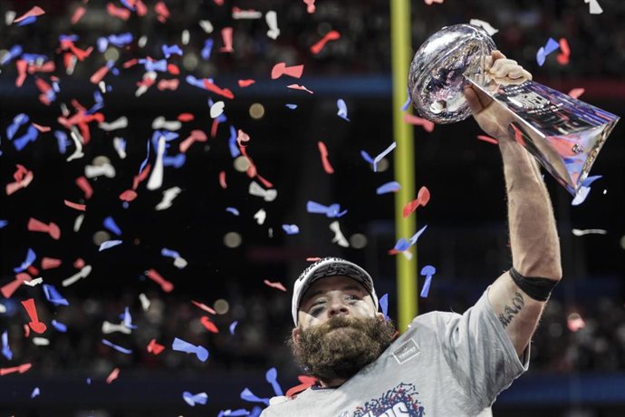 Archivo - Julian Edelman con el trofeo Vince Lombardi de la Super Bowl 2019