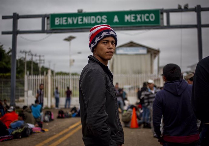 Archivo - 19 January 2020, Guatemala, Ceibo: A migrant wears a cap with the flag of the United States stands in front of the border between Guatemala and Mexico on their way to the US. Photo: Jair Cabrera Torres/dpa