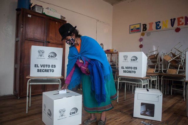 11 April 2021, Ecuador, Quito: A woman from the indigenous community casts her vote at a polling station in Jose Antonio Vallejo educational unit during Ecuador's presidential run-off vote. Conservative banker Guillermo Lasso has got to 52.52 per cent o