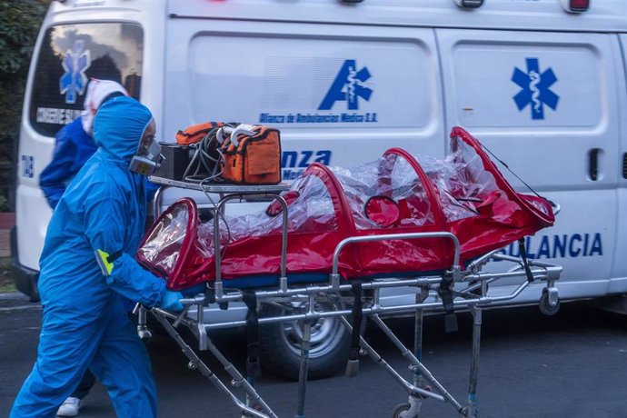 Archivo - Sanitarios transportan a enfermo de coronavirus. 