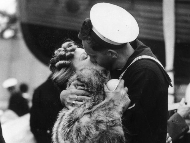 Archivo - En el Día Internacional del Beso analizamos cómo ha cambiado este gesto tan natural con la pandemia