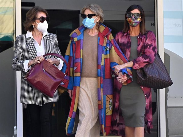 Mila Ximénez acudió al hospital con su hija Alba Santana y su hermana Concha