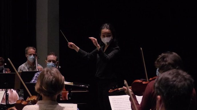 La directora Nodoka Okisawa en los primeros ensayos con la Orquesta de Extremadura