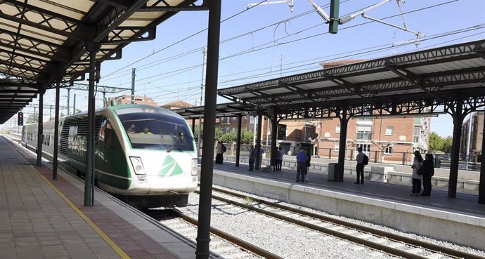 Archivo - Imagen de archivo de la estación de Adif en Palencia