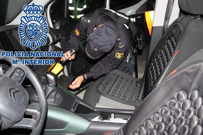 Inspección del vehículo empleado en el robo de un bolso