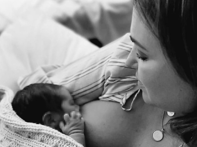 Paula Echevarría ha compartido esta peciosa fotografía con su bebé recién nacido