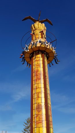 Archivo - Arxiu - 'Torresauro', una de les novetats d'aquesta temporada, és una torre tematizada de 15 metres d'altura que compta amb una góndola per a passatgers amb una caiguda de 10 metres.