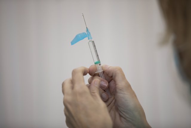 Una sanitaria sostiene una dosis de la vacuna de Pfizer contra el coronavirus.