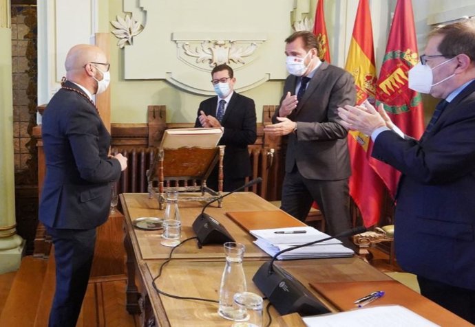 El concejal del PP Carlos Paramio Conde toma posesión de su acta.