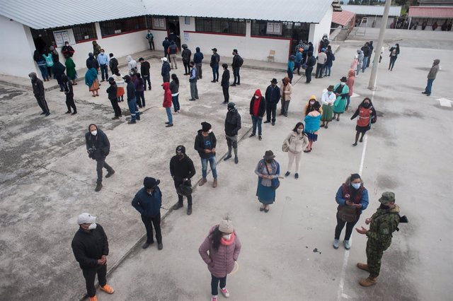 11 April 2021, Ecuador, Quito: People wait in a queue to cast their votes at a polling station in Jose Antonio Vallejo educational unit during Ecuador's presidential run-off vote. Conservative banker Guillermo Lasso has got to 52.52 per cent of the vote