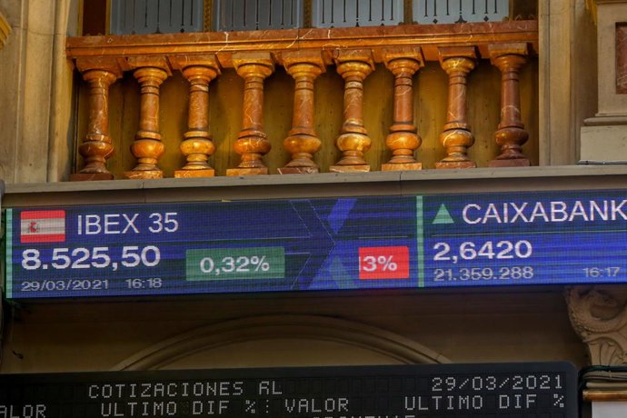 Valores del Ibex 35 en el Palacio de la Bolsa de Madrid (España).