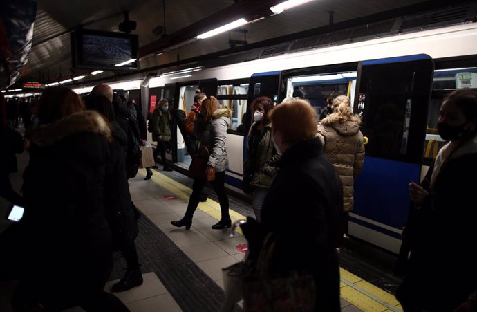 Archivo - Viajeros entran y salen de un Metro en la estación de metro de Sol, en Madrid