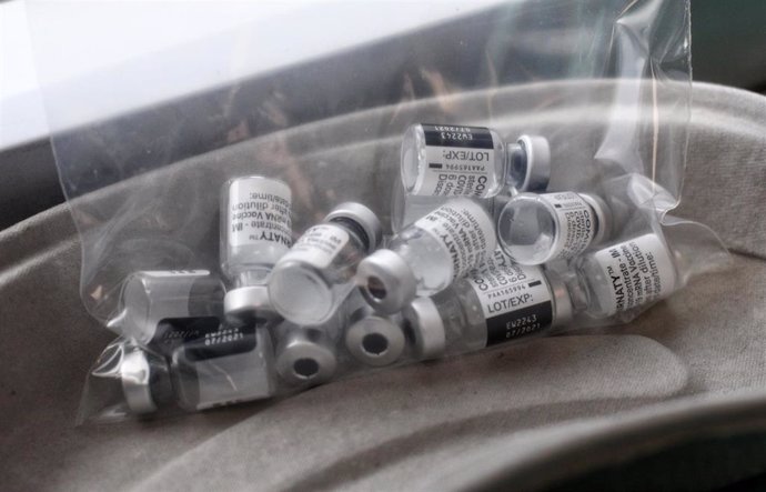 Una bolsa con varias dosis de la vacuna Pzifer, en una foto de archivo