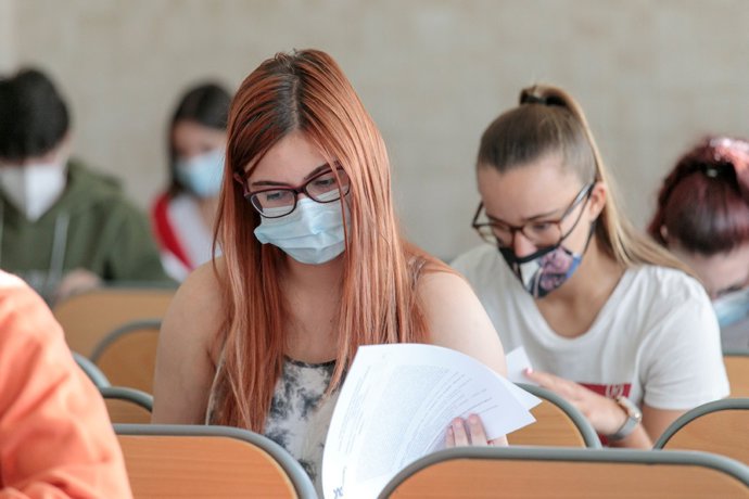 Archivo - Imagen de archivo de un grupo de alumnos se examinan en la convocatoria extraordinaria de la EBAU en la ULL