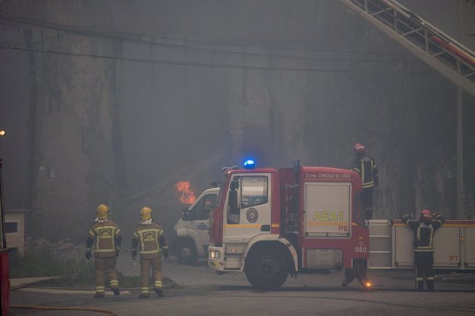 Un bombero trabaja en la extinción de un incendio en el Polígono Industrial Ceao, a 11 de abril de 2021, en Lugo, Galicia (España). 