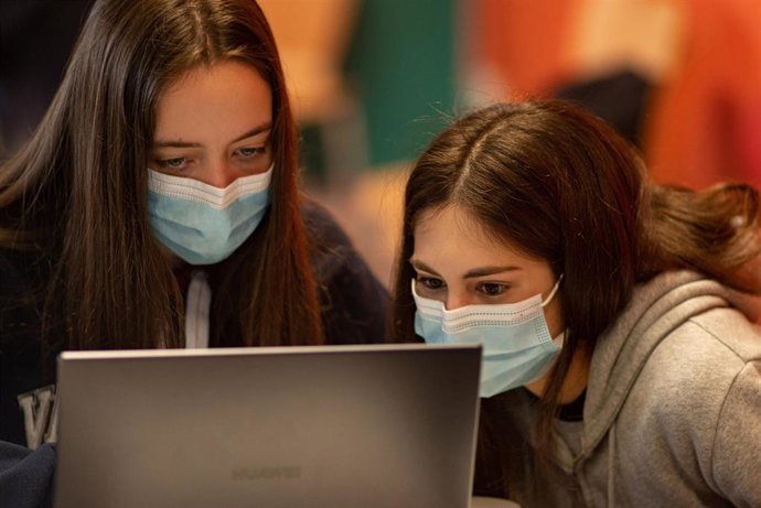 Las becas van dirigidas a estudiantes "excelentes" con escasos recursos económicos