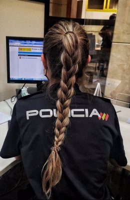 Archivo - Imagen agente Policía Nacional delante de un ordenador