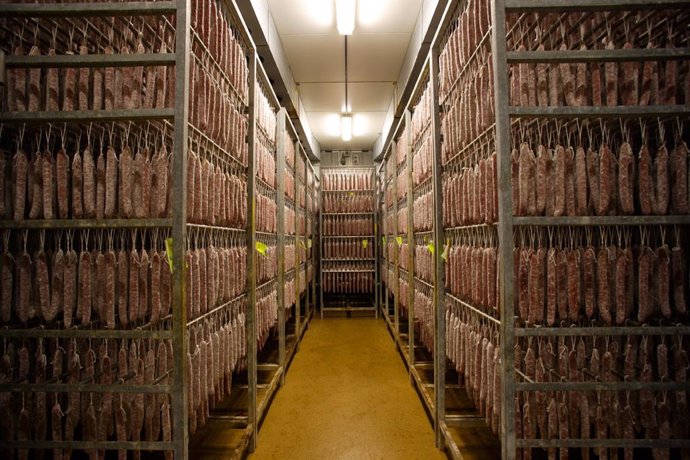 Archivo - Fábrica de embutidos, fuet, longaniza en una imagen de archivo. 