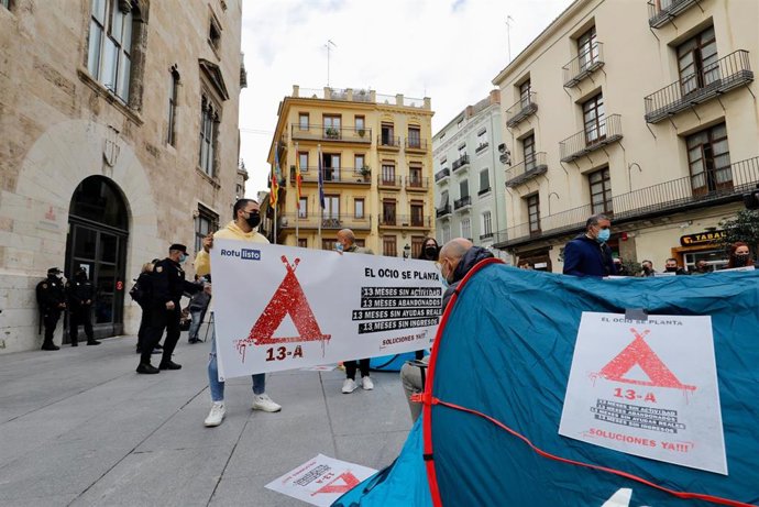 Empresarios y trabajadores del ocio nocturno de la Comunitat Valenciana han iniciado este martes 13 una acampada de 13 días, con 13 tiendas durante 13 horas al día ante el Palau de la Generalitat, para exigir un plan de rescate