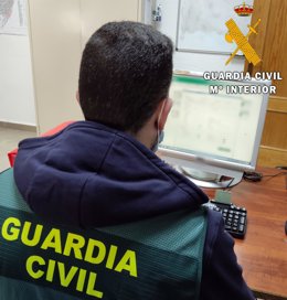 Un agente de la Guardia Civil