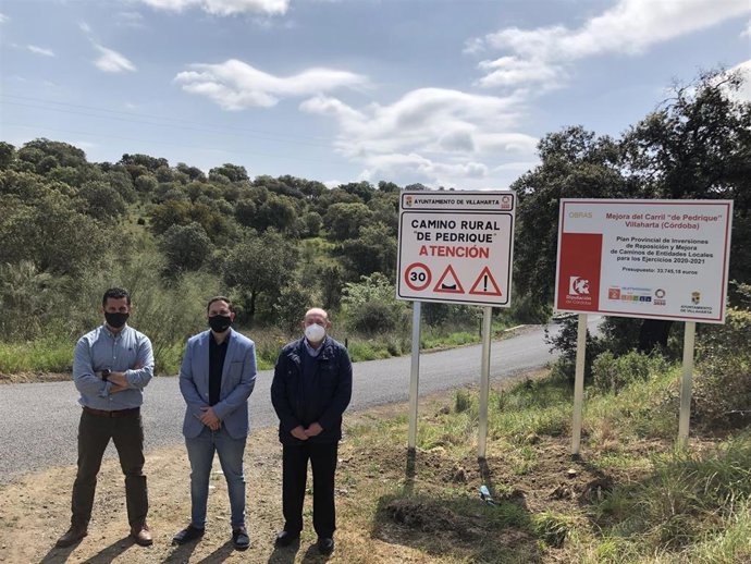 El delegado de Infraestructuras Rurales de la Diputación de Córdoba, Manuel Olmo (centro), en su visita a Villaharta.