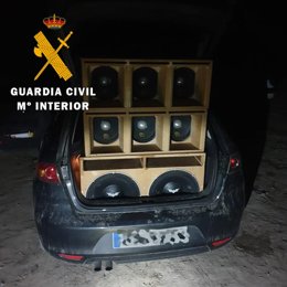 Altavoces de uno de los vehículos situado en la zona del botellón