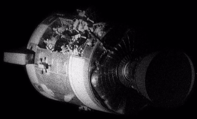 Módulo de servicio del Apolo 13 dañado, fotografiado desde el módulo de mando después de la separación.