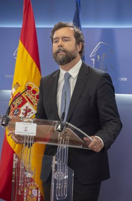 El portavoz de Vox en el Congreso, Iván Espinosa de los Monteros, interviene en una rueda de prensa posterior a una Junta de Portavoces en el Congreso de los Diputados, a 6 de abril de 2021en Madrid (España).
