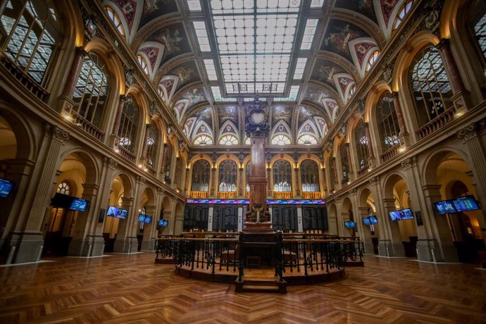 Interior del Palacio de la Bolsa, donde el Ibex 35 ha finalizado la jornada de este lunes con una caída del 1,75%, en Madrid (España), a 22 de marzo de 2021. El Ibex 35 ha cerrado este lunes con una caída del 1,75%, lo que ha llevado al selectivo a situ