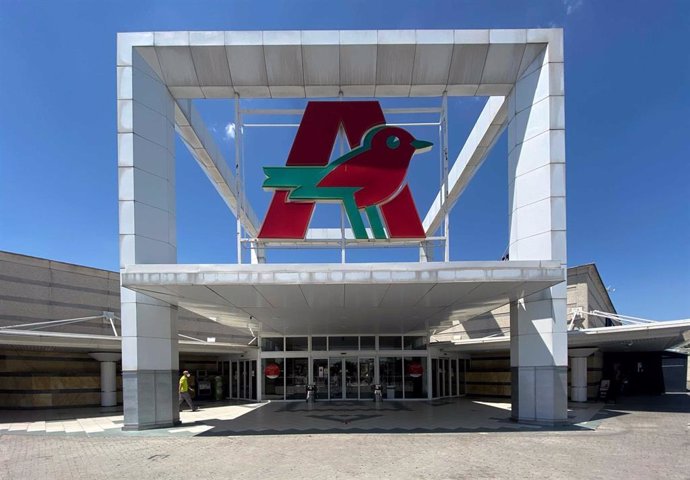 Archivo - Entrada a una tienda de Alcampo en Alcorcón 