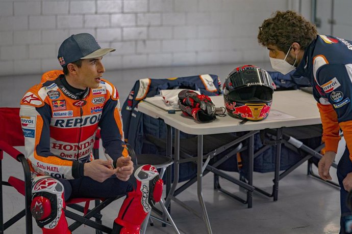 El piloto de MotoGP Marc Márquez (Repsol Honda) charla con su jefe de mecánicos Santi Hernández