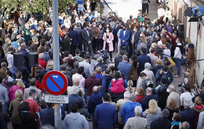 Aglomeraciones en Parla durante un acto electoral de Isabel Díez Ayuso