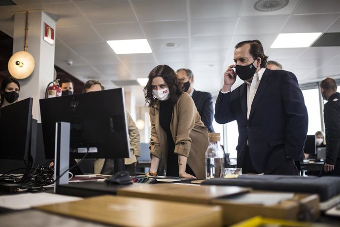 La presidenta de la Comunidad de Madrid, Isabel Díaz Ayuso, durante una visita a la sede las oficinas de la cadena de Hoteles Radisson, a 13 de abril de 2021, en Madrid, (España).