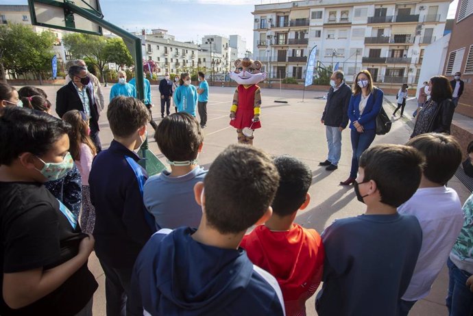 Alumnos del CEIP García Lorca conocen a la mascota Onuba del Mundial de Bádminton.
