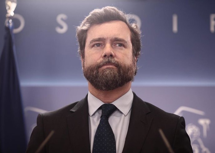 El portavoz de Vox en el Congreso, Iván Espinosa de los Monteros, interviene en una rueda de prensa anterior a una Junta de Portavoces convocada en el Congreso de los Diputados