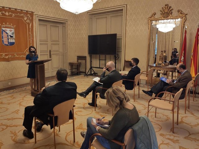 La concejal María Victoria Bermejo interviene en la presentación de las actividades del Día del Libro en Salamanca.