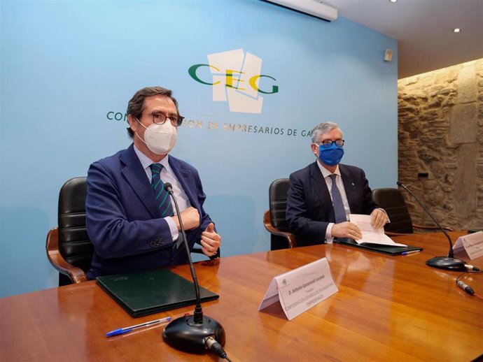 Archivo - El presidente de la CEOE, Antonio Garamendi (i), y el presidente de la Confederación de Empresarios de Galicia (CEG), Juan Manuel Vieites (d) en una rueda de prensa en febrero de 2021. 