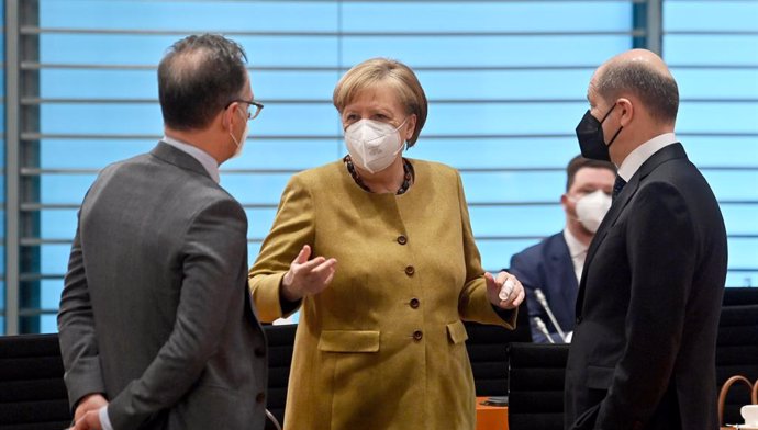 13 April 2021, Berlin: German Chancellor Angela Merkel (C)talks with German Foreign Minister Heiko Maas (L)and Finance Minister Olaf Scholz during a cabinet meeting at the Federal Chancellery. The German Cabinet has approved a new set of national rule